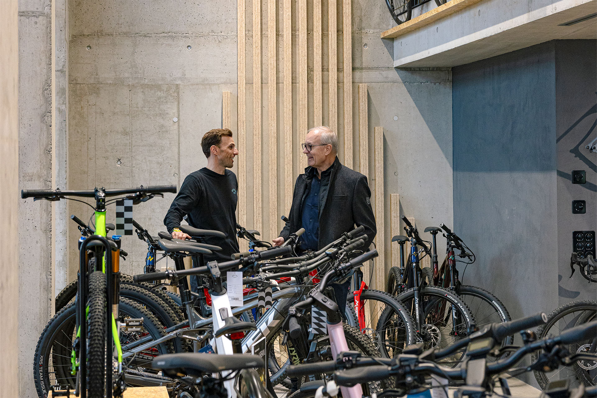 Kurt Müller im Gespräch mit dem ersten Mieter, Fabian Müller von Hilltop Cycles.