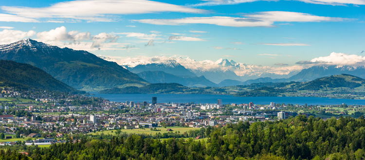 Blick auf die Stadt Zug und den Zugersee