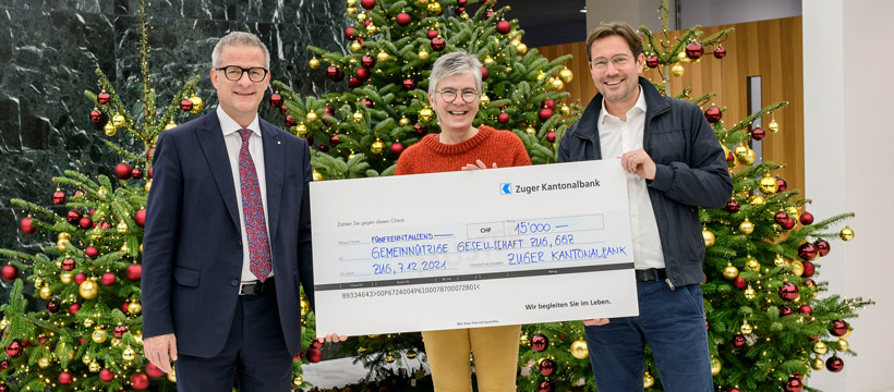 Weihnachsspende 2021 v.l.n.r.: Hanspeter Rhyner, Yolanda Fässler, Markus Fueter