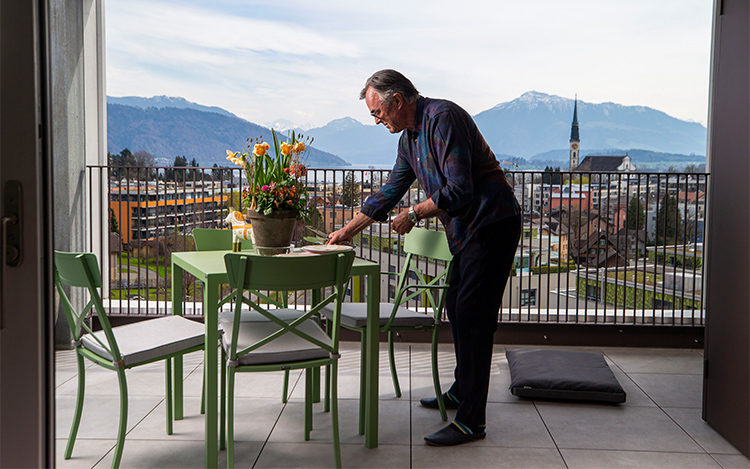 Mann auf der Terrasse