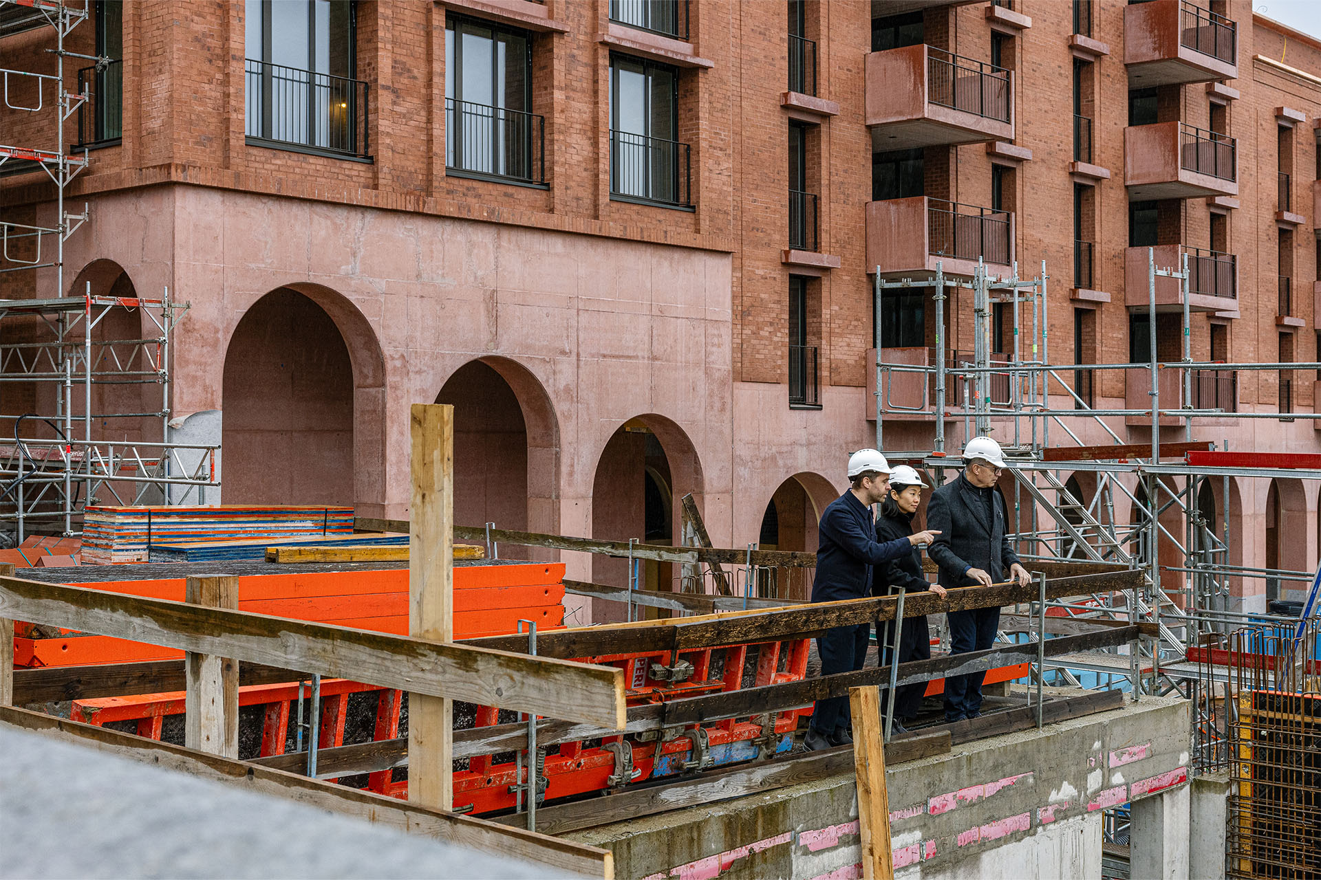 Gemeinsam auch auf der Baustelle stark: Bauherr Kurt Müller mit Sohn und Schwiegertochter.