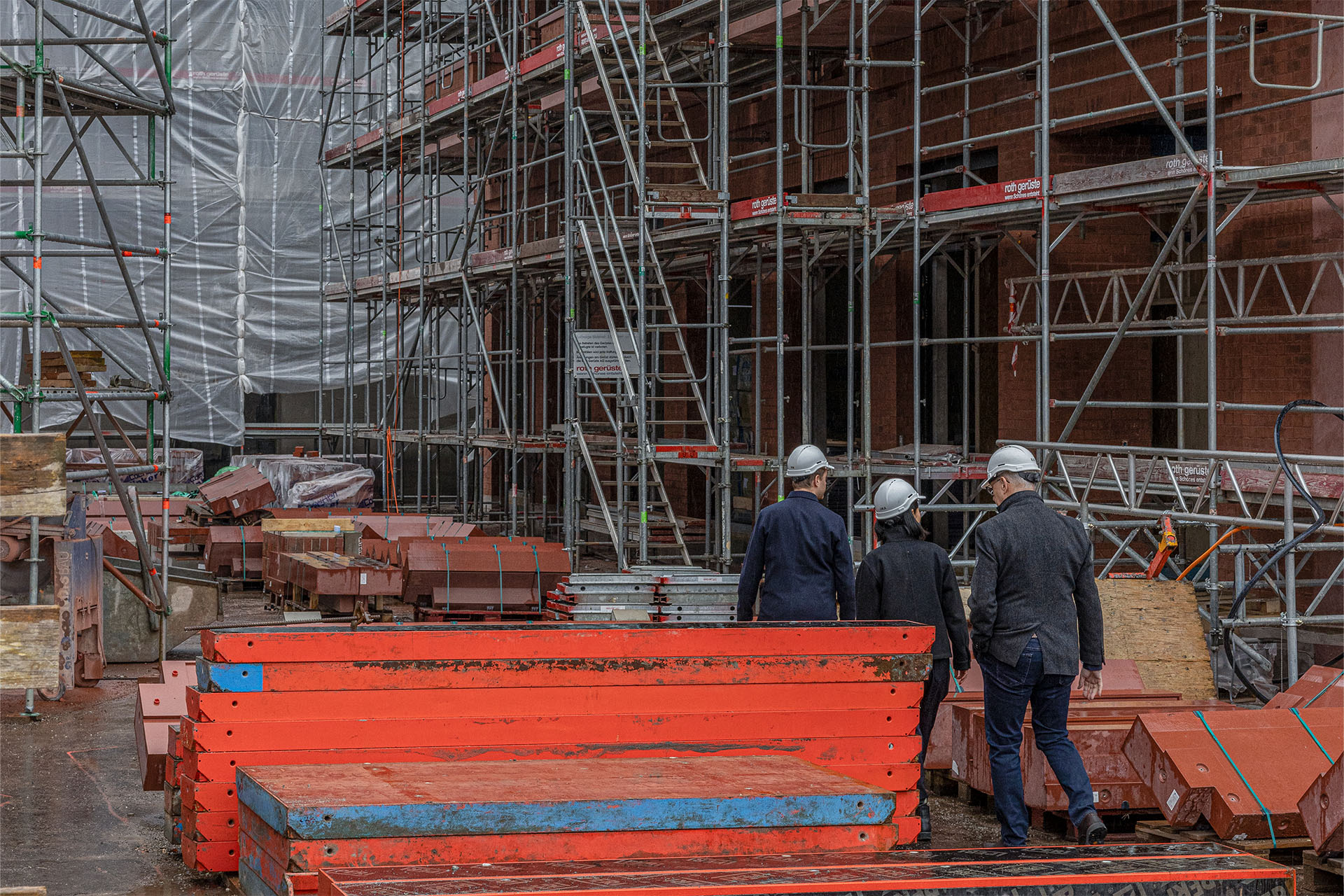 Die Architekten Ji Min An und Philippe Müller auf einem Baustellenrundgang …