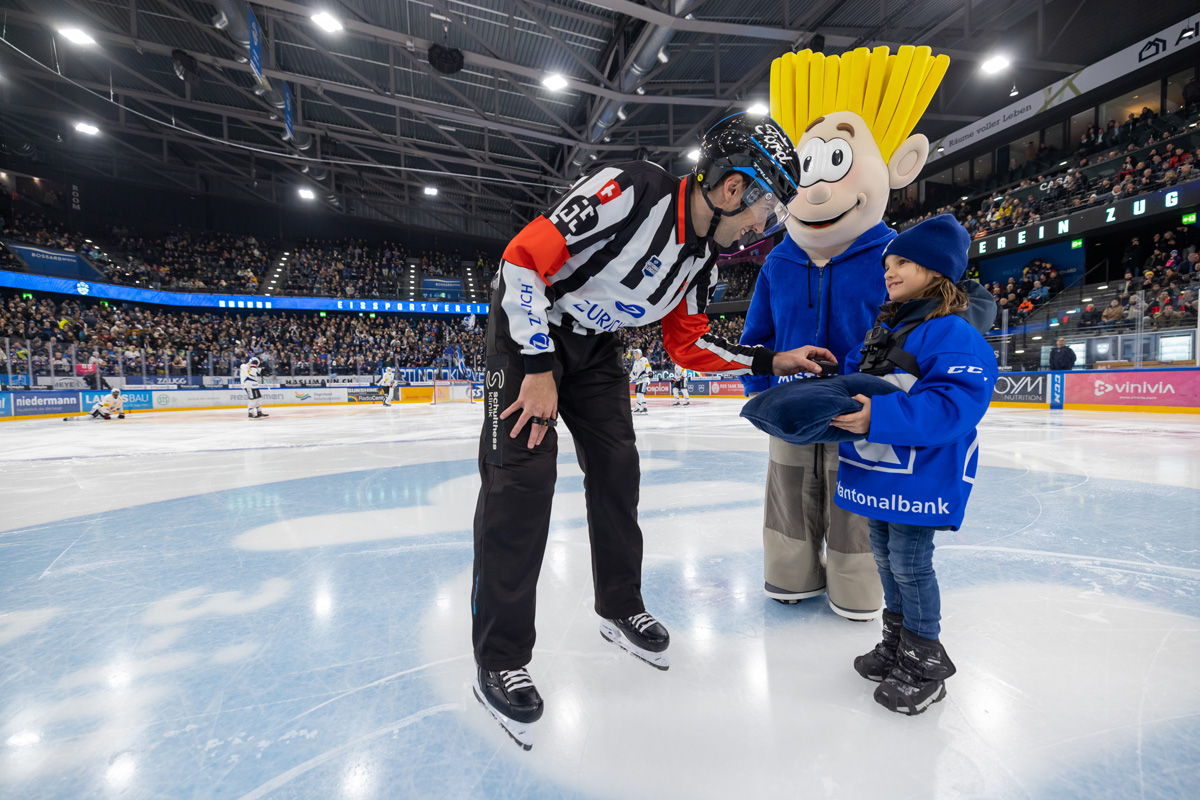 Mister Money und Thalia bei der Puckübergabe am EVZ Spiel