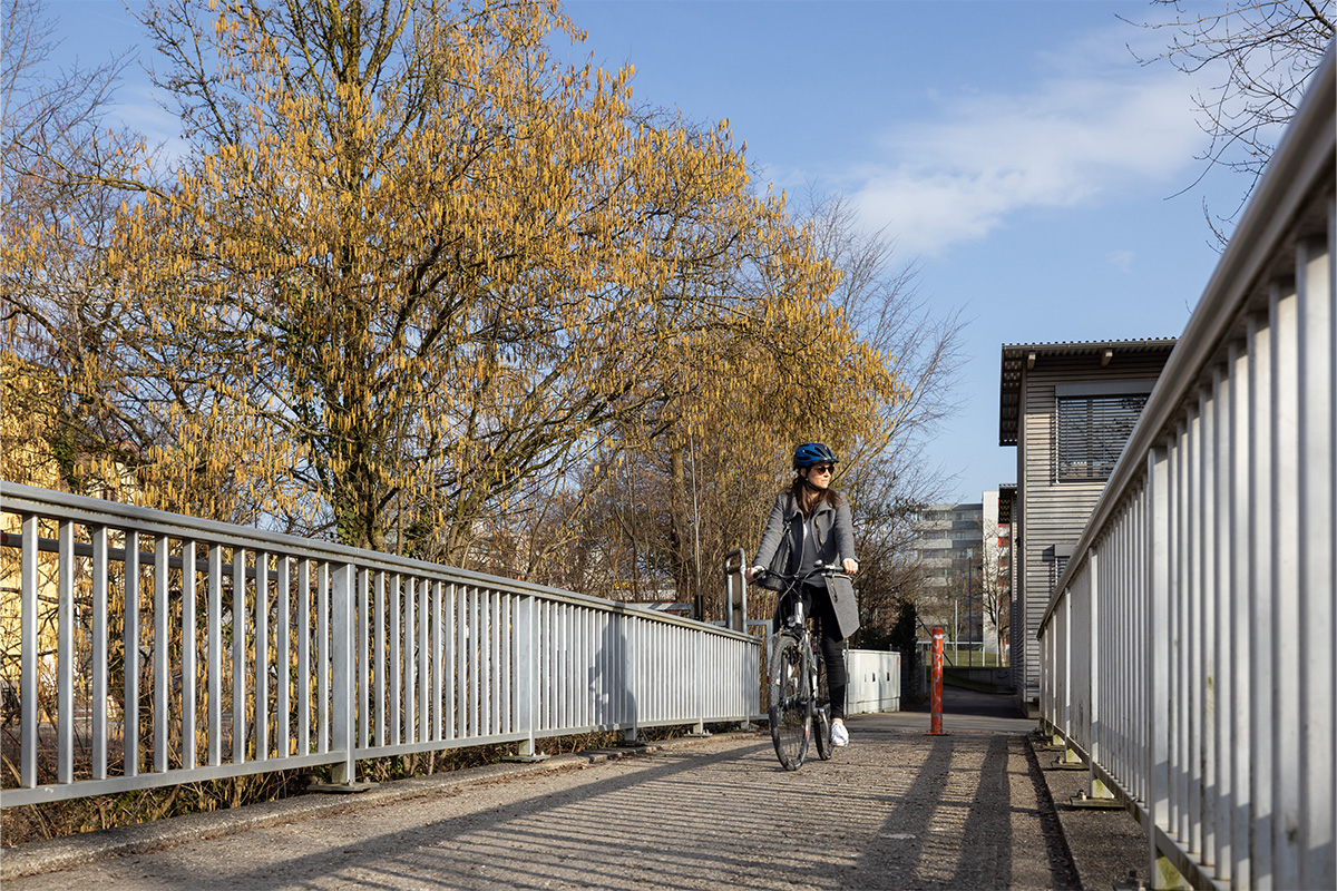 Barbara Iten auf dem Fahrrad