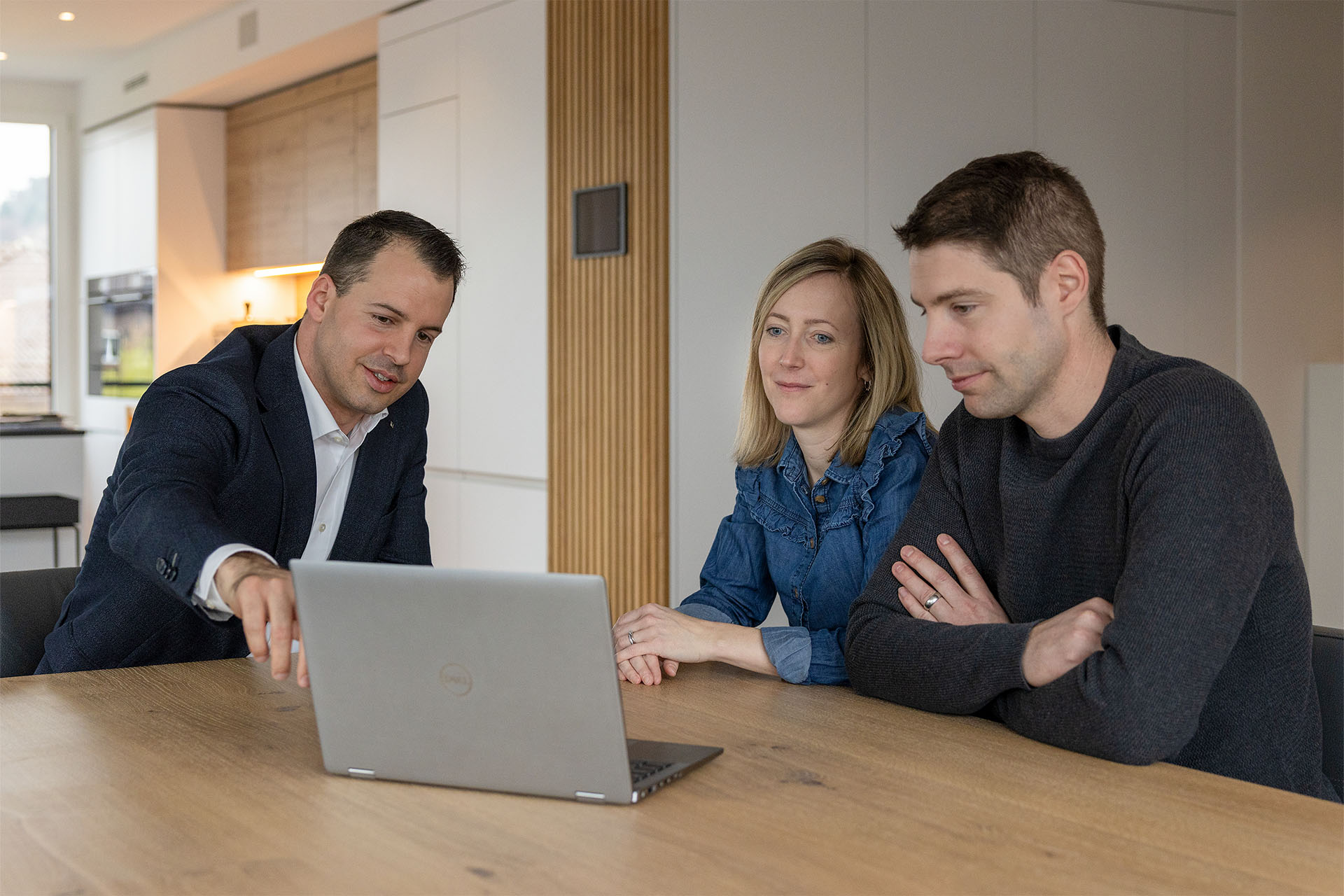 Mit der Familie Lischer bespricht er den privaten Vermögensaufbau.