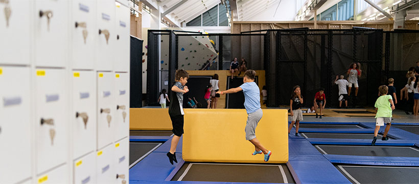 Freiruum Kinder in einer Turnhalle