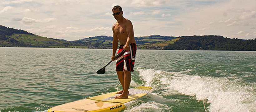 Naish Mann auf dem SUP Paddle