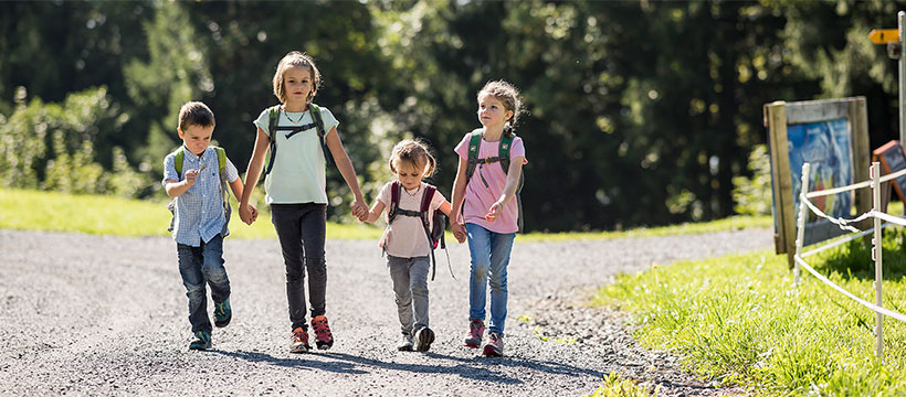 Sattel-Hochstuckli Kinder am Wandern