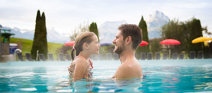 Swiss-Holiday-Park Vater und Tochter am Baden