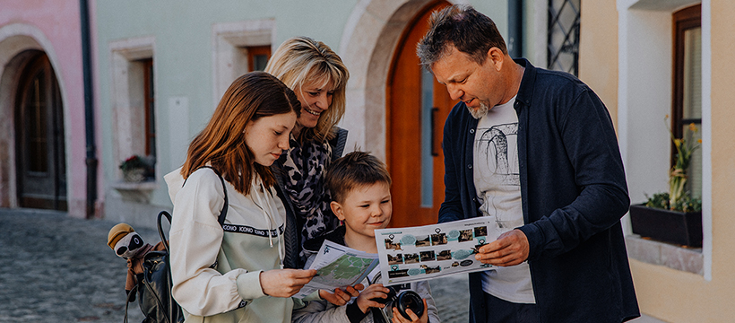 Mister Money Magazin Detektiv Trail Familie auf einem Detektiv Trail
