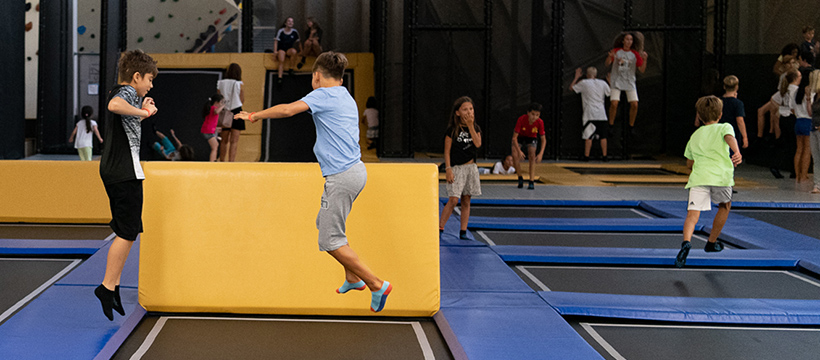 Mister Money Magazin Freiruum Kinder auf Trampolin