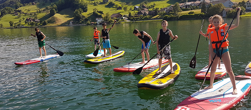 Mister Money Magazin Wasserspass Kinder beim Stand Up Paddeln
