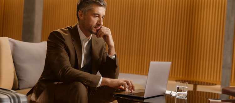 Geschäftsmann mit Laptop