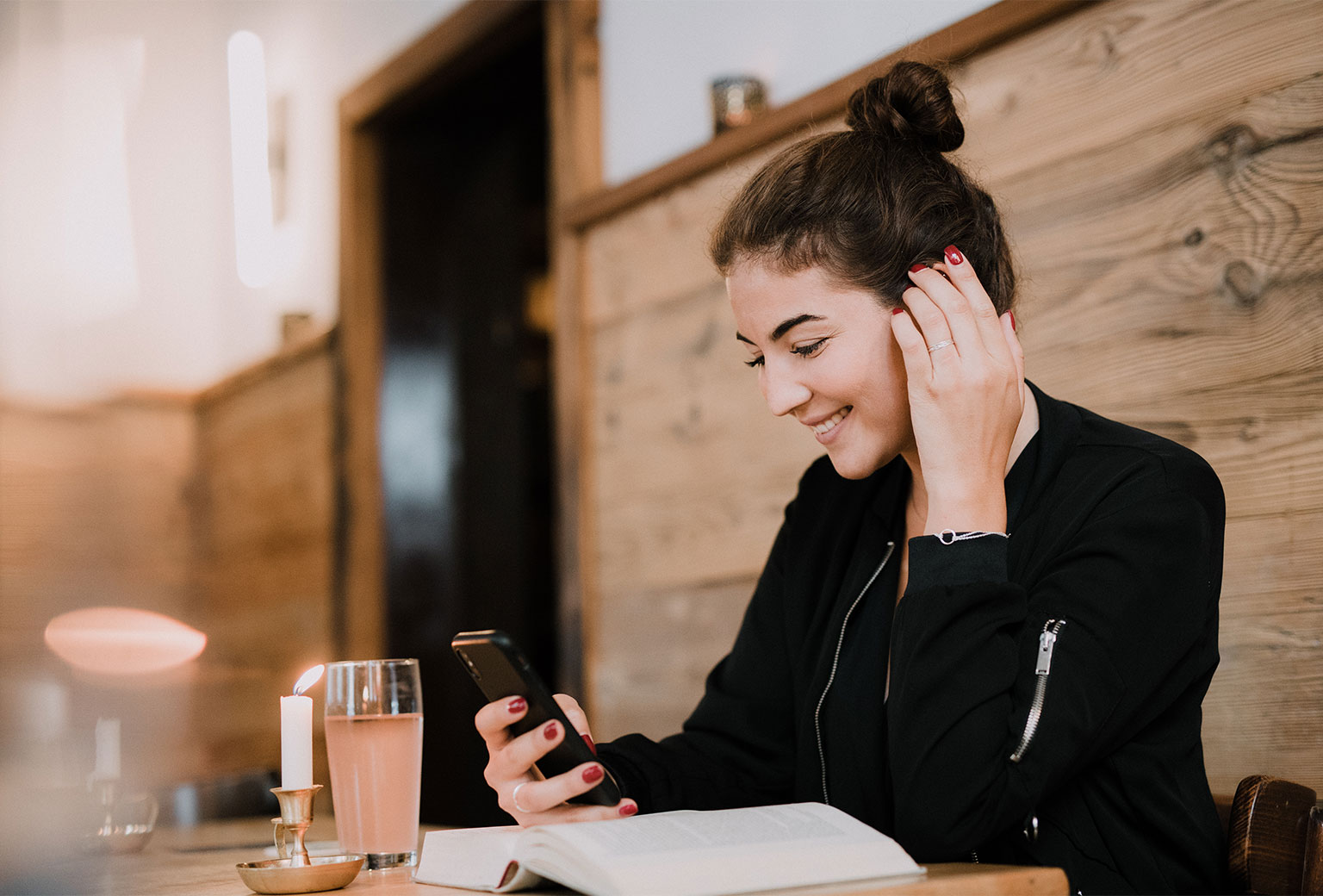 Ehepaar mit Smartphone