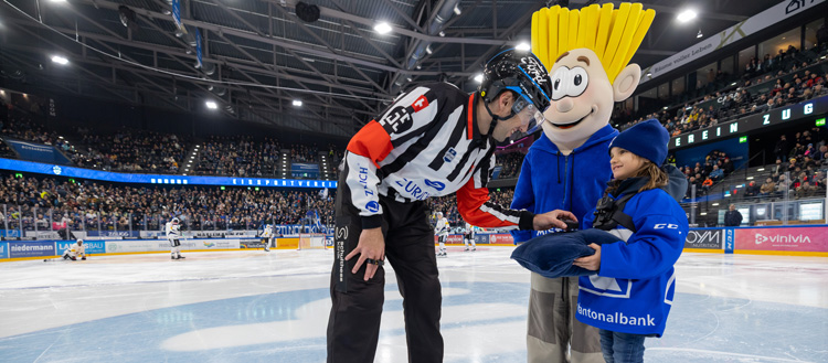 Thalia und Mister Money bei der Puckübergabe