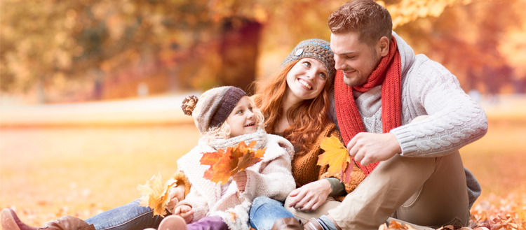 Glückliche Familie im Herbst