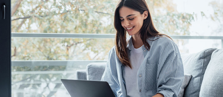 Junge Frau mit Laptop
