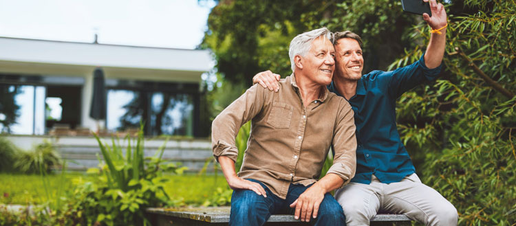 Zwei Männer machen Selfie