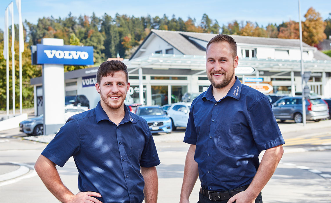 Sepp-Kälin-und-Jan-Andrea-Christen-vor-Garage Sepp-Kälin-und-Jan-Andrea-Christen-vor-Garage