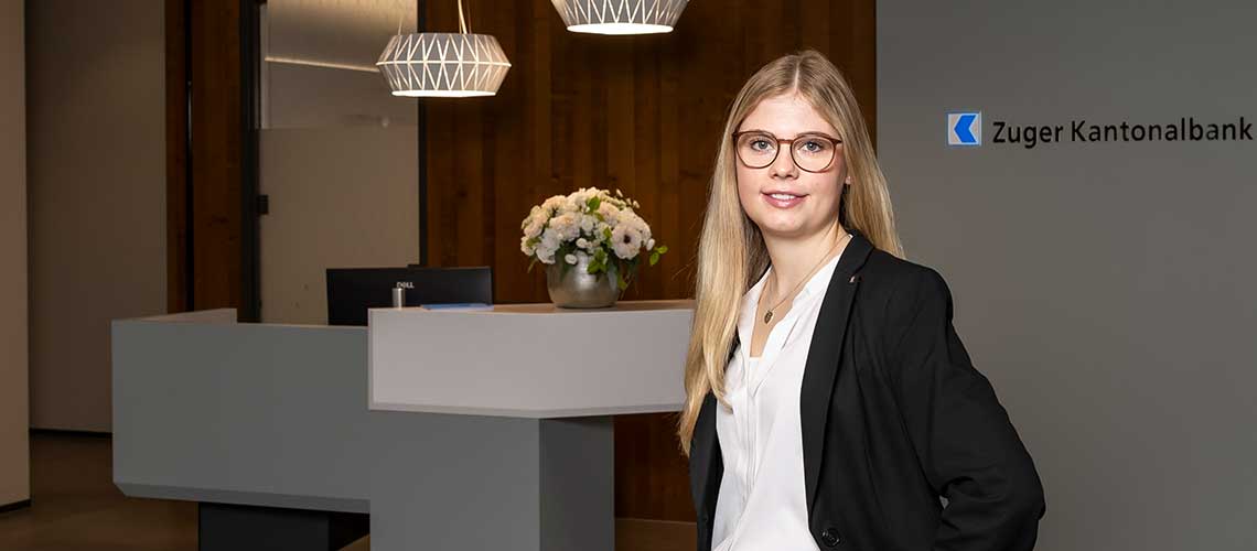 Alina Rubischung in der Geschäftsstelle Baar