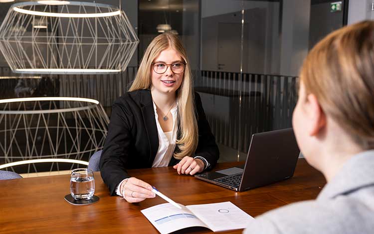 Alina Rubischung ber&amp;auml;t gerne auch jungen Kundinnen. Zu ihren Themen geh&amp;ouml;rt auch die Vorsorge, die bereits f&amp;uuml;r Jugendliche immer mehr an Bedeutung gewinnt.