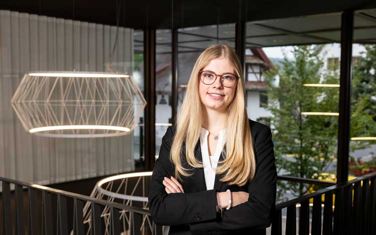 Im Sommer 2025 hat Alina Rubischung ihre Ausbildung zur Kauffrau sehr erfolgreich abgeschlossen. Statt sich zur&amp;uuml;ckzulehnen, nimmt sie zielstrebig bereits Anlauf f&amp;uuml;r den n&amp;auml;chsten Abschluss.&amp;nbsp;