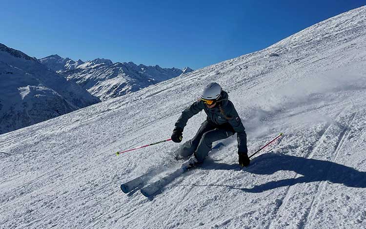 Nebst Reiten und Joggen geh&amp;ouml;rt Skifahren zu ihren liebsten Hobbys. In z&amp;uuml;gigem Tempo geniesst sie die herrliche Winterlandschaft in Andermatt.&amp;nbsp;