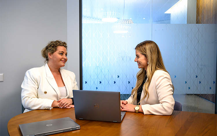 Ein Gespr&#228;ch auf Augenh&#246;he: Jedes Coaching ist individuell und sehr pers&#246;nlich. Livia Fanger arbeitet nie mit einer Vorlage. 