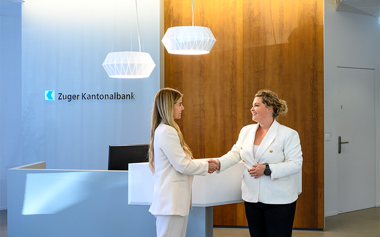 In der Gesch&#228;ftsstelle Walchwil freut sich die Leiterin, Angela Grossenbacher, &#252;ber den Besuch von Livia Fanger. 