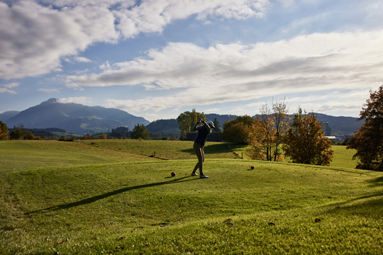 Abschlag auf dem 18-Loch Golfplatz &amp;laquo;Zugersee&amp;raquo; in Holzh&amp;auml;usern.