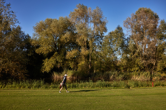 Mit z&amp;uuml;gigen Schritten &amp;uuml;ber den Golfplatz &amp;ndash; inmitten herrlicher Natur. Das ist Erholung pur.