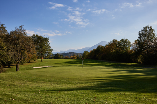 Loch 16 im Golfpark in Holzh&amp;auml;usern &amp;ndash; das Green mit der sch&amp;ouml;nsten Aussicht.