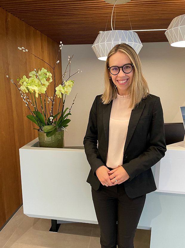 Carina Staub, Privatkundenberaterin in der Gesch&#228;ftsstelle H&#252;nenberg, begleitet ihre Kundinnen und Kunden seit f&#252;nf Jahren in verschiedenen Lebensphasen. 