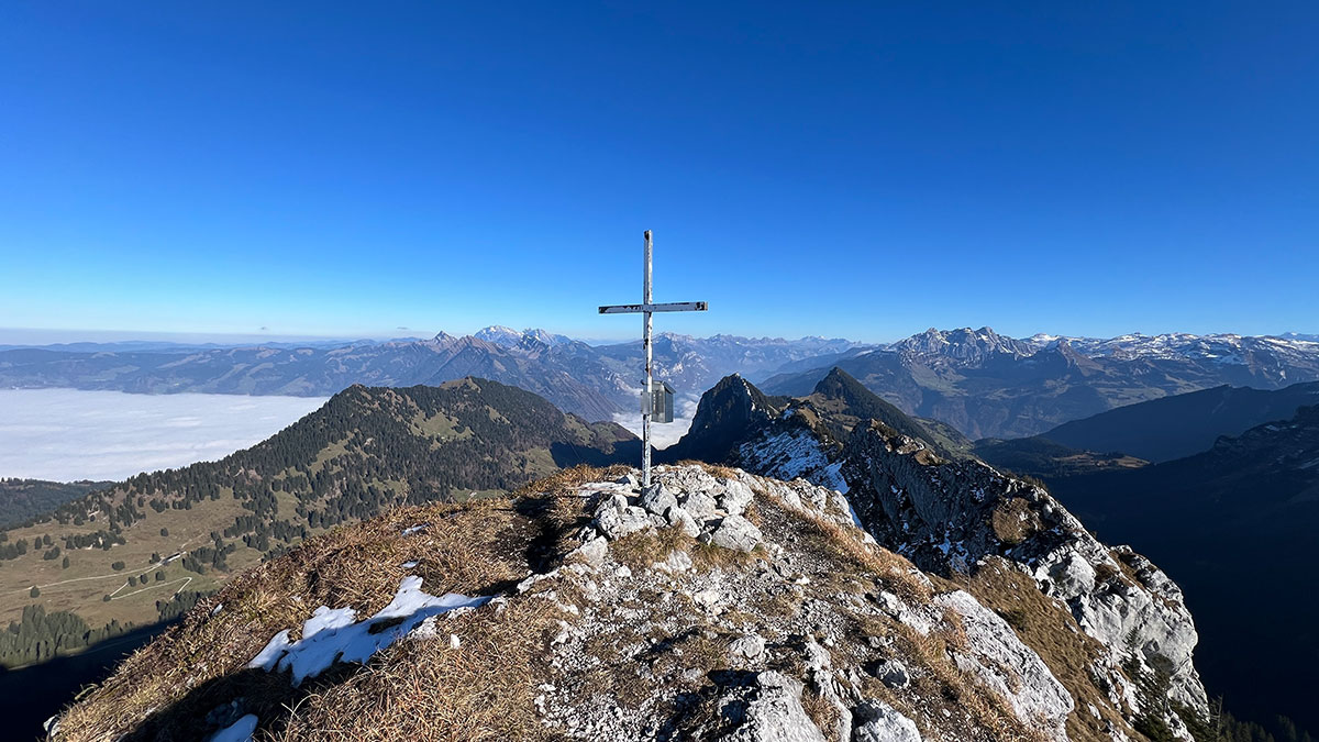 <p>Ch&amp;ouml;pfenberg (Ch&amp;ouml;pfler) 1895 m &amp;uuml;. M.: W&amp;auml;hrend am benachbarten Br&amp;uuml;ggler Sportkletterer ihre Routen geniessen, f&amp;uuml;hrt eine spannende Grattour f&amp;uuml;r routinierte, schwindelfreie Alpinwanderer zum Gipfel &amp;ndash; er liegt auf der Kantonsgrenze zwischen Schwyz und Glarus. Hier herrscht absolute Ruhe, nur ab und zu unterbrochen von Kuhglocken aus dem Tal oder vom lauten &amp;laquo;Staaaaaaaaand&amp;raquo; eines Kletterers.</p>