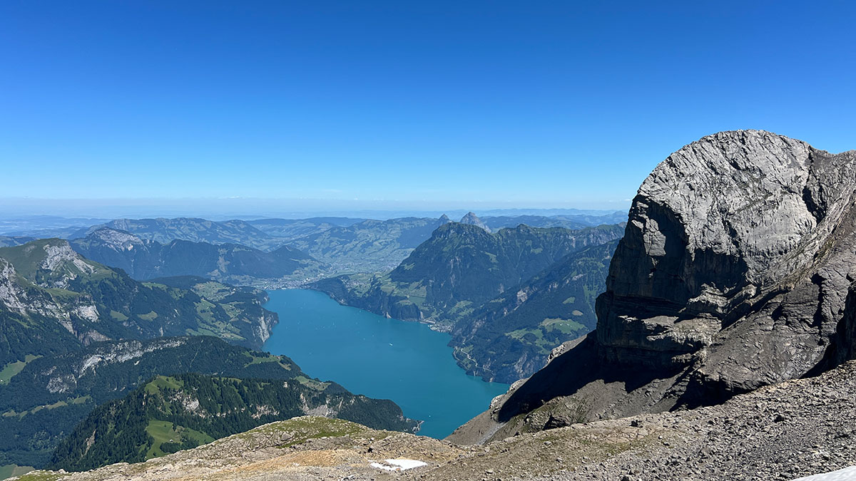 <p>Rechts der Totenkopf oder Affengrind des Gitschen (2513 m &amp;uuml;. M.), links der Urnersee in sch&amp;ouml;nstem Blau. Ich befinde mich hier auf der alpinen Rundwanderung Chlital &amp;ndash; Gitschen &amp;ndash; Musenalp &amp;ndash; Chlital, eine meiner Lieblingswanderungen im Kanton Uri.</p>