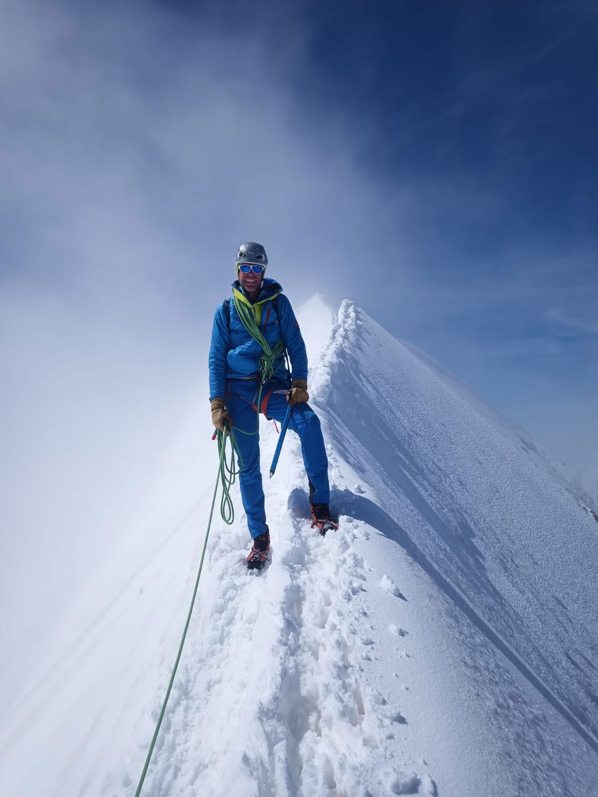 <p>Das Lachen verr&amp;auml;t es: Dieser Moment geh&amp;ouml;rt sicherlich zu den sch&amp;ouml;nsten im Leben. An meinem Geburtstag kletterten wir bei schwierigen Wetterverh&amp;auml;ltnissen vom Jungfraujoch via S&amp;uuml;dwestgrat auf den M&amp;ouml;nch (4107 m &amp;uuml;. M.) und kehrten &amp;uuml;ber den Normalweg (siehe Foto) zur&amp;uuml;ck zum Jungfraujoch. Der Moment, als wir auf dem Gipfel die Wolken hinter und unter uns liessen, bleibt unvergesslich!</p>