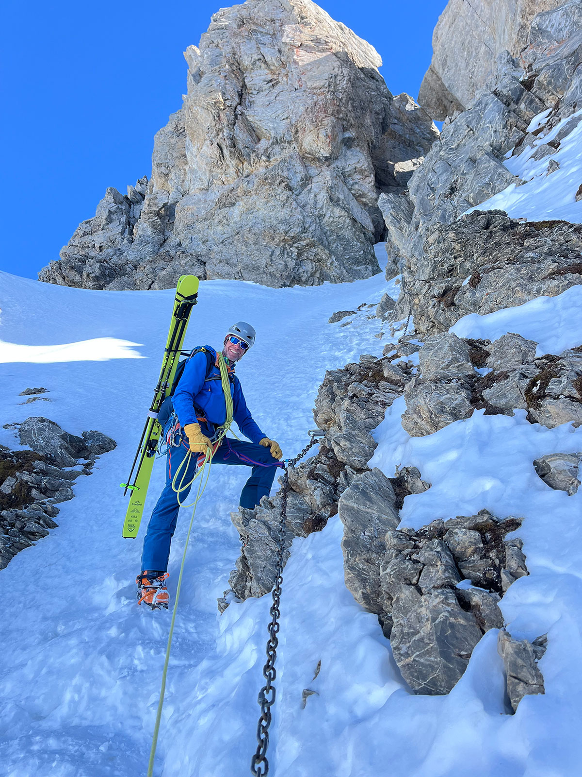 <p>Die Skitour &amp;uuml;ber das T&amp;uuml;felsjoch (2917 m &amp;uuml;. M.) auf der Grenze zwischen Uri und Glarus geh&amp;ouml;rt zu meinen absoluten Favoriten. &amp;Uuml;ber den Claridenfirn steigt man fast meditativ hoch zum felsigen &amp;Uuml;bergang. Danach folgt ein Abseilen und als Belohnung f&amp;uuml;r die Strapazen eine der sch&amp;ouml;nsten Abfahrten der Region.</p><p>Freud und Leid liegen oft nah beieinander: Am 11. September 2008 st&amp;uuml;rzte unsere Seilschaft beim Abstieg ab &amp;ndash; zum Gl&amp;uuml;ck ohne Todesopfer. Seither ist dieser Tag mein zweiter Geburtstag.</p>