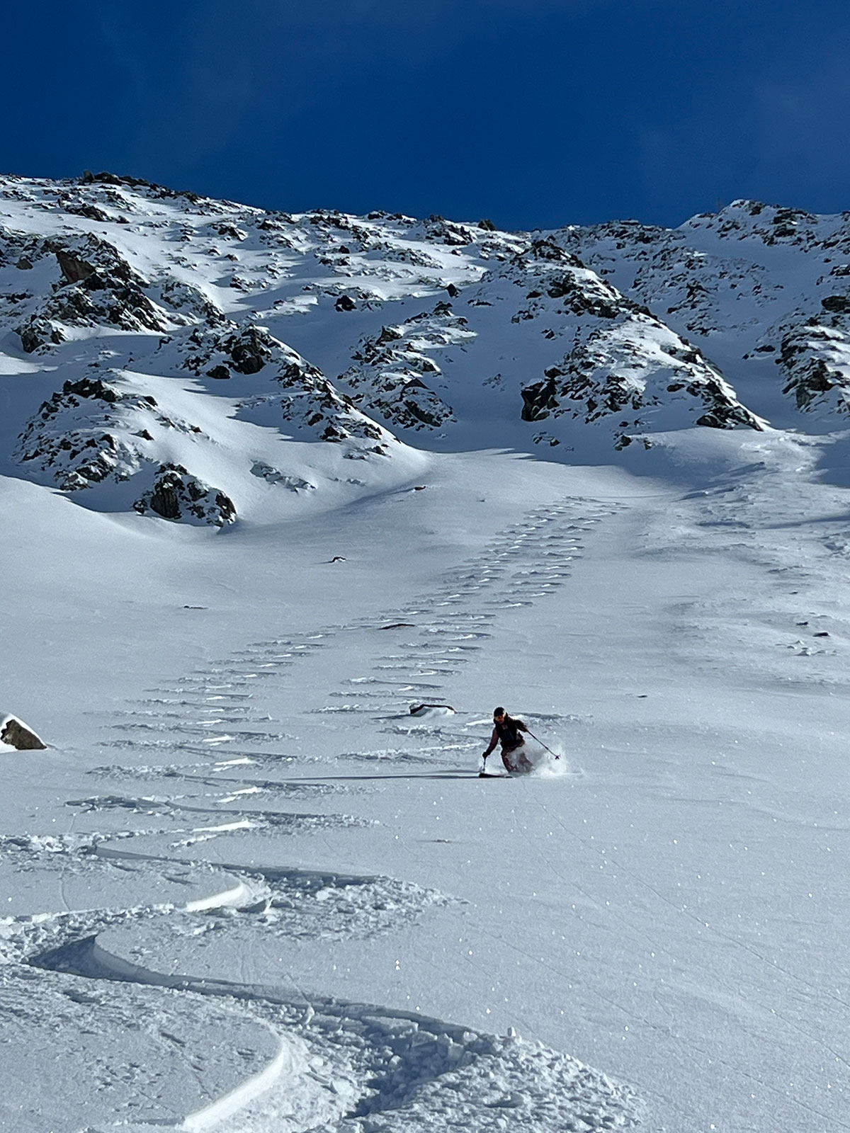 <p>Eine stiebende Pulverschnee-Abfahrt &amp;ndash; das Sch&amp;ouml;nste bei einer Skitour. Genau das erlebten wir am 31. Januar 2026 beim Rossbodenstock (2837 m &amp;uuml;. M.) oberhalb von Andermatt. Kein Mensch weit und breit. Was f&amp;uuml;r ein Genuss!</p>