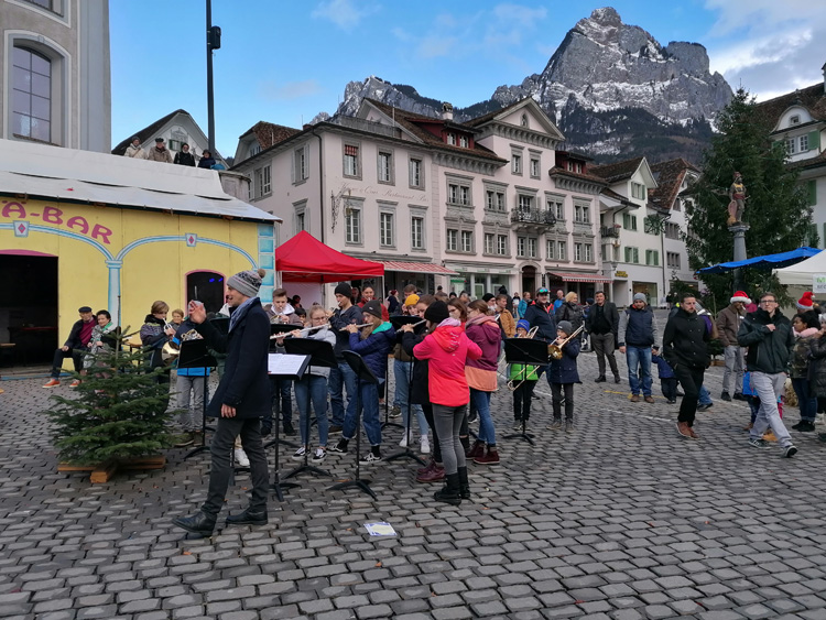 &lt;p&gt;Festliche Kl&amp;auml;nge geh&amp;ouml;ren zum Unterhaltungsprogramm; pr&amp;auml;chtig thront der Grosse Mythen &amp;uuml;ber dem Hauptplatz in Schwyz.&lt;/p&gt;