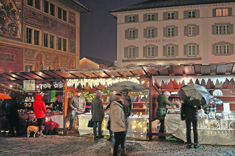 Die rustikalen H&amp;uuml;tten mit ihren warmen Lichtern verbreiten eine weihnachtliche Stimmung.