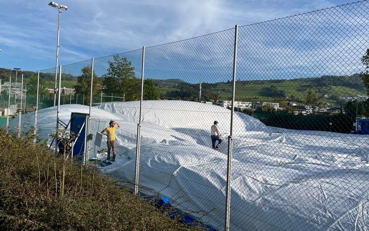 Tennishalle im Aufbau