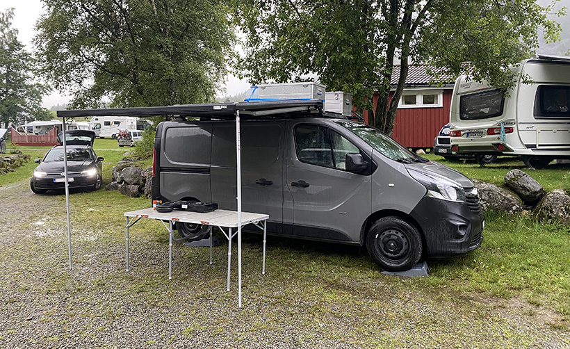 &lt;p&gt;Auf einem geb&amp;uuml;hrenpflichtigen Campingplatz in Norwegen. Auch bei Regen ist es gem&amp;uuml;tlich. Die Storen bietet so guten Schutz, dass trotzdem draussen gekocht werden kann.&amp;nbsp;&lt;/p&gt;