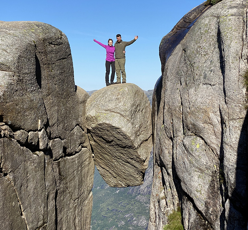 &lt;p&gt;Das ist der Kjeragbolten in Norwegen, knapp 1000 Meter &amp;uuml;ber dem Abgrund.&lt;/p&gt;