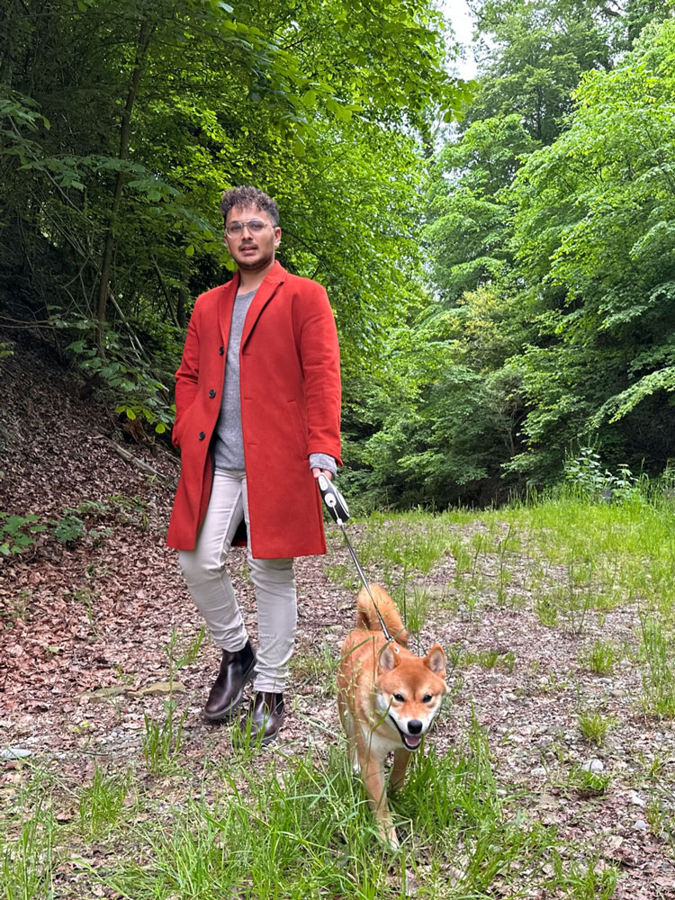 &lt;p&gt;Bei jedem Wetter: Yassin liebt Spazierg&amp;auml;nge mit Yasu und kann dabei herrlich abschalten. Oder denkt er doch an den n&amp;auml;chsten Zug beim Schachspielen?&lt;/p&gt;