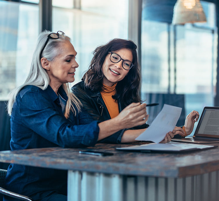 Frauen besprechen Anlagemöglichkeiten