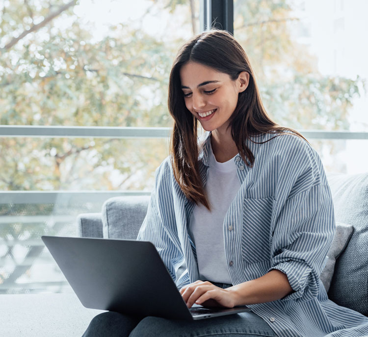 Junge Frau mit Laptop
