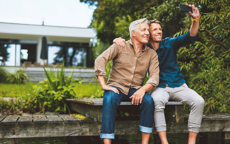 Zwei Männer machen Selfie