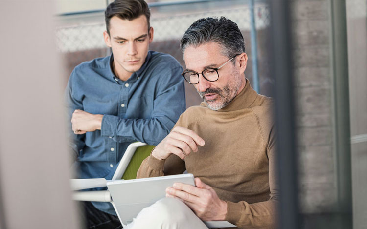 Zwei Männer besprechen Investitionen